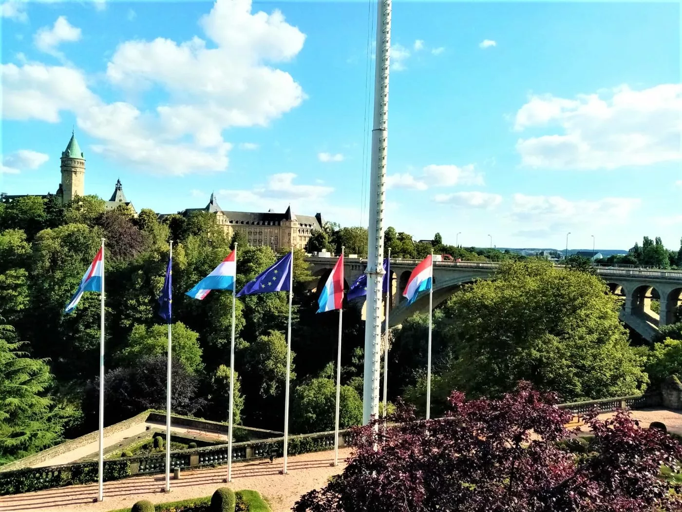 Vue du Luxembourg, pont Adolphe et drapeaux luxembourgeois et européen