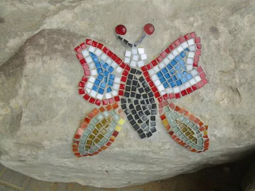Mosaïque de papillon sur une pierre, allégorie d'une relation durable et légère